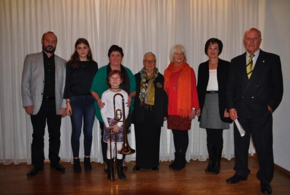 v.l.: Walter Osterkorn, Leah Walter(Harfe), Anni und Lorena Mathes(Posaune), Berta Thurnherr-Spirig, Anna Gruber, Astrid Marte, Dr. Gerhard Wanner. v.l.: Walter Osterkorn, Leah Walter(Harfe), Anni und Lorena Mathes(Posaune), Berta Thurnherr-Spirig, Anna Gruber, Astrid Marte, Dr. Gerhard Wanner.
