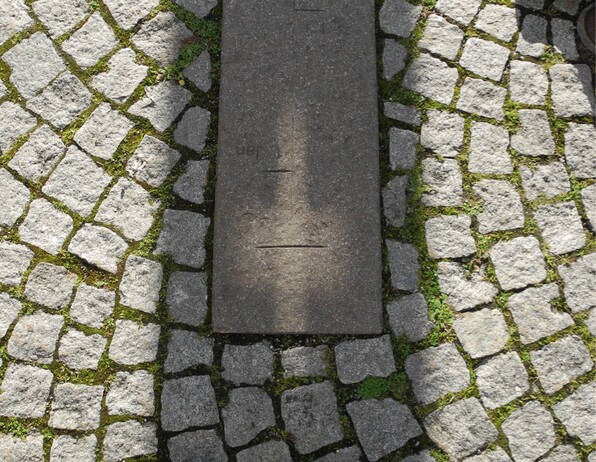 Wahrer Mittag von Feldkirch (Sonnenhöchststand) am Tag der Wintersonnenwende 21.12.2014. Aufnahmezeitpunkt: 12:19:43 Uhr (ohne Blick auf eine Uhr). Theoretischer Wahrer Mittag an jenem Wendetag: 12:19:40 Uhr – drei Sekunden Differenz. Wahrer Mittag von Feldkirch (Sonnenhöchststand) am Tag der Wintersonnenwende 21.12.2014. Aufnahmezeitpunkt: 12:19:43 Uhr (ohne Blick auf eine Uhr). Theoretischer Wahrer Mittag an jenem Wendetag: 12:19:40 Uhr – drei Sekunden Differenz.