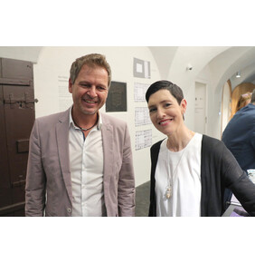 Göfner Gemeindesekretär Rudi Malin mit der Buchautorin Monika Kühne.