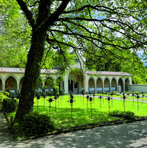 Blick auf den Wehrmachtsfriedhof und die Arkaden des Friedhofes Valduna