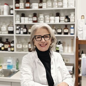 c. Mag. Ingrid Heller in der Apotheke.jpg